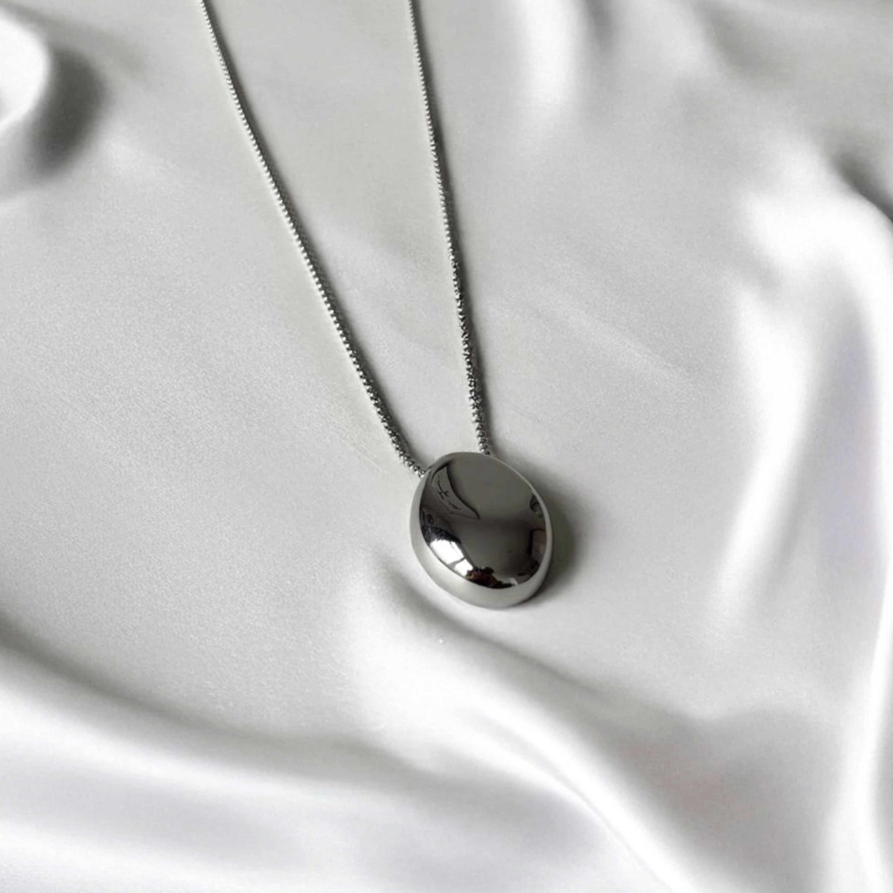 LIV NECKLACE SILVER.