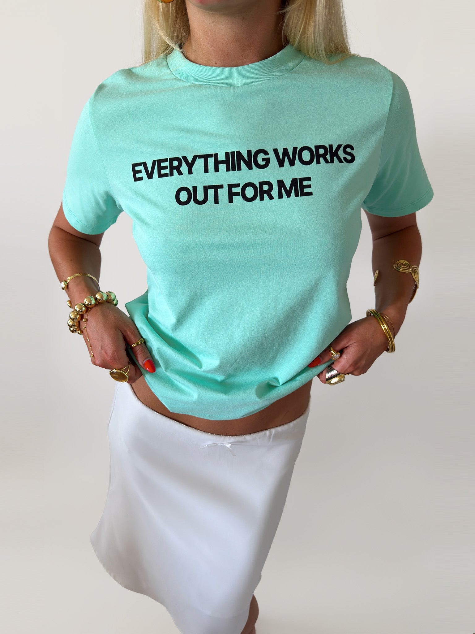 EVERYTHING WORKS OUT FOR ME GRAPHIC TEE