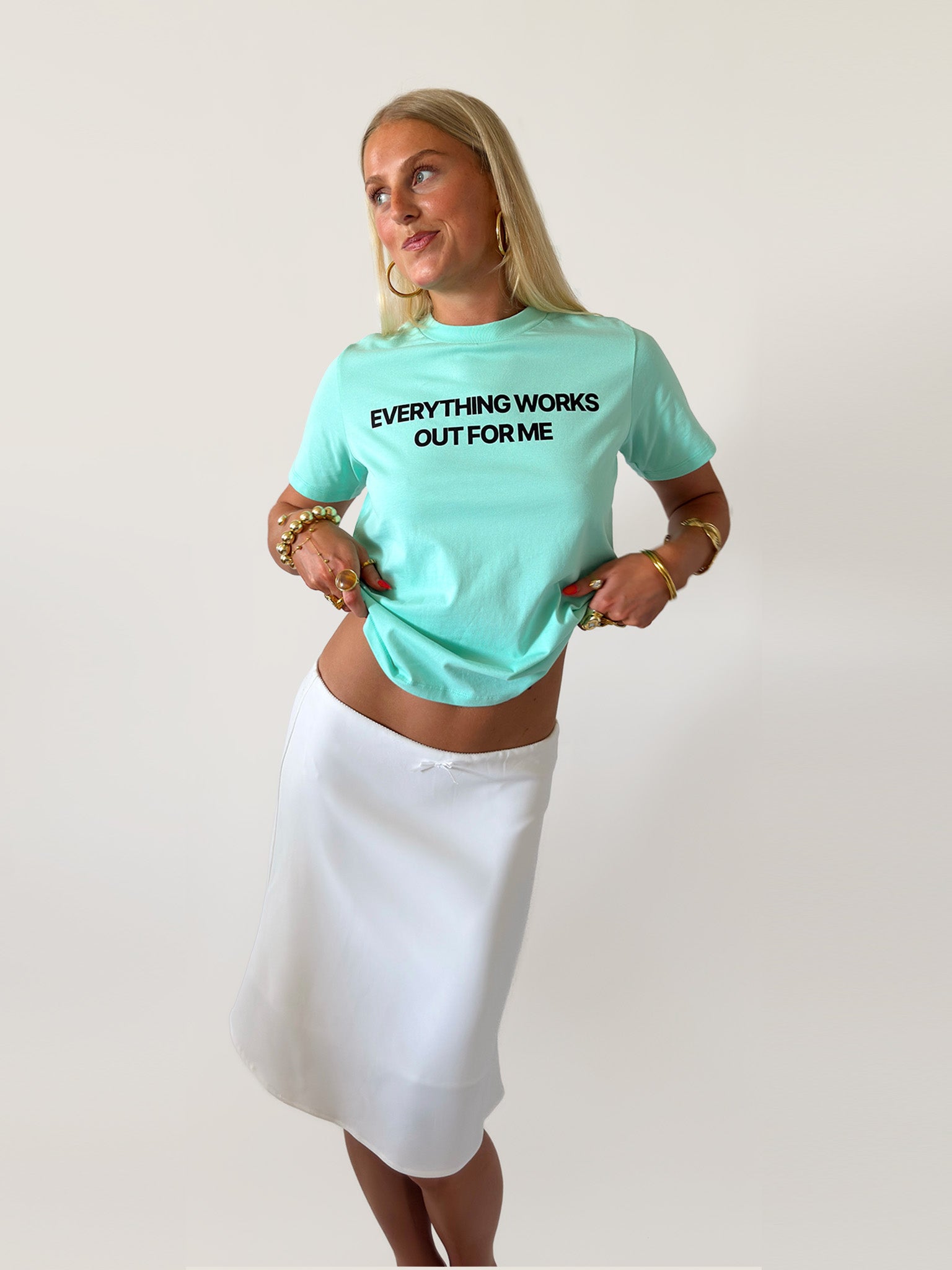 EVERYTHING WORKS OUT FOR ME GRAPHIC TEE