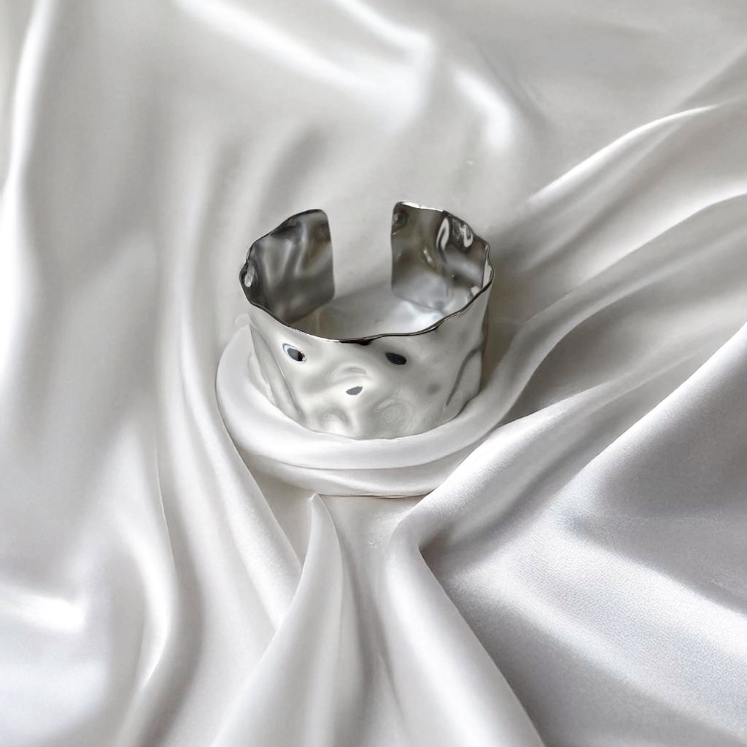 BREE BANGLE SILVER.