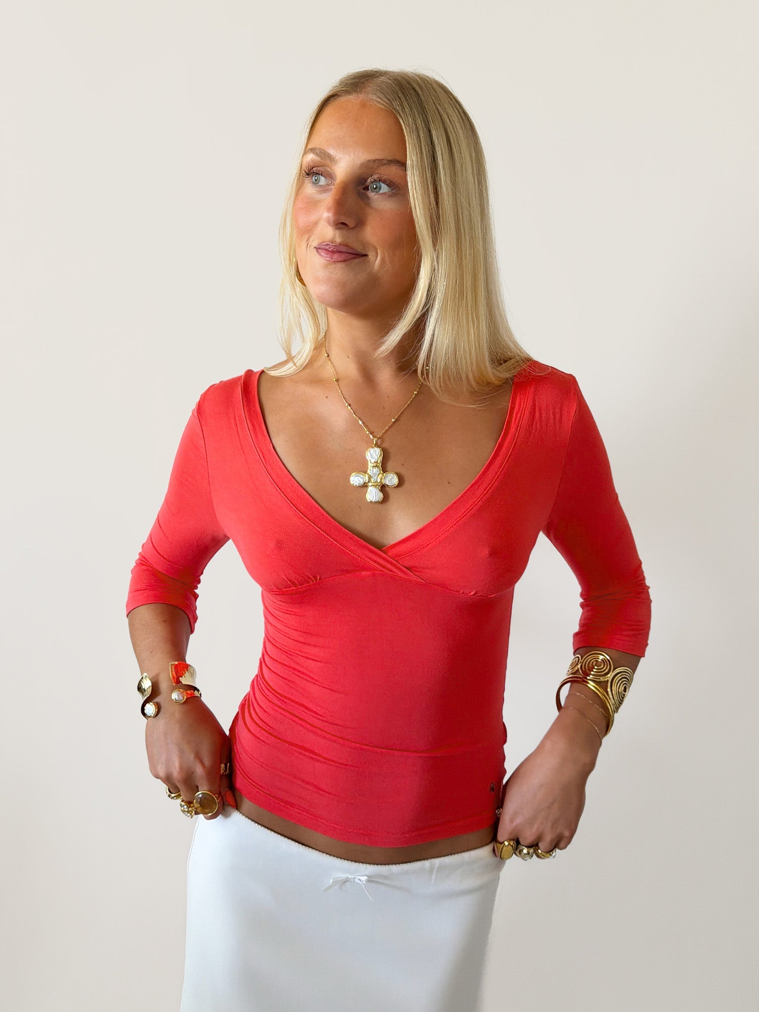 EDDA V-NECK 3/4 SLEEVE TOP IN CORAL RED - scandivv