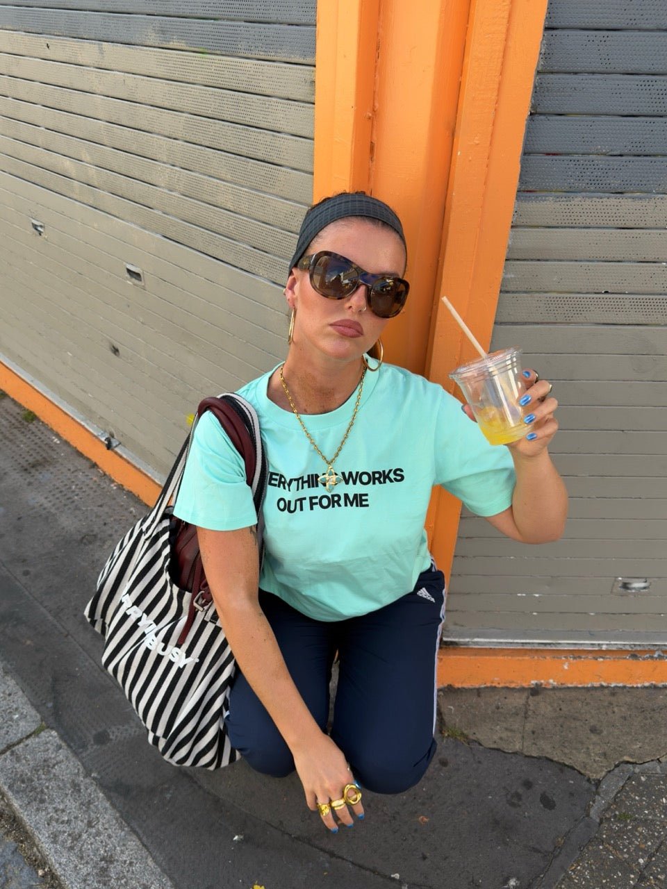 EVERYTHING WORKS OUT FOR ME GRAPHIC TEE - scandivv
