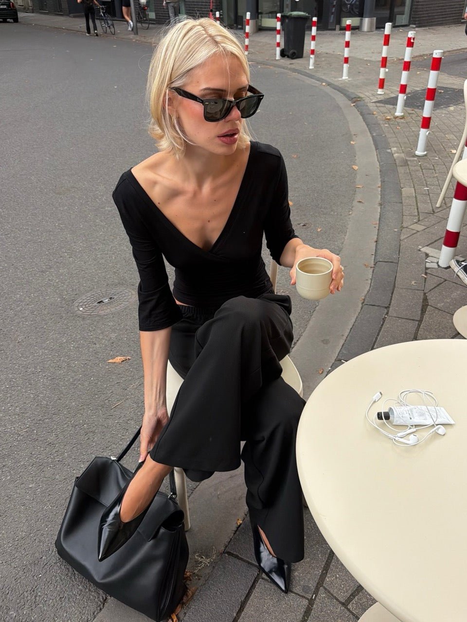EDDA V-NECK 3/4 SLEEVE TOP IN BLACK - scandivv
