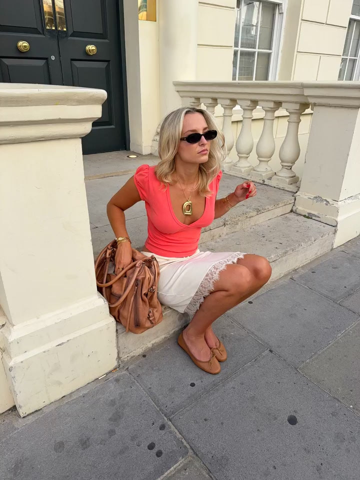 Community UGC row 533: PIEN NECKLACE WITH CHAIN, TILDE RUCHED SLEEVE V NECK TOP IN CORAL