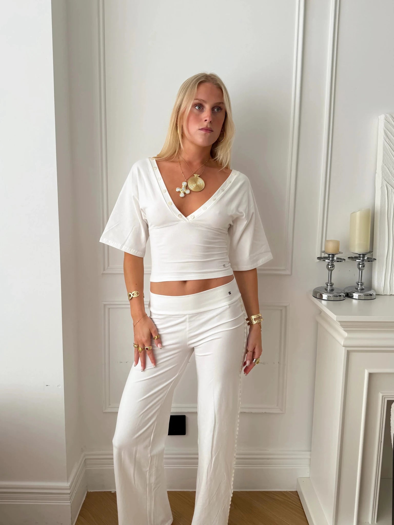 MAEVE SHELL BUTTONS V - NECK TOP IN WHITE - scandivv