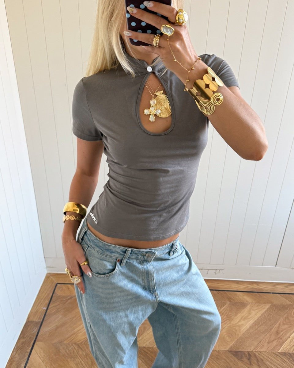 VILDE CUTOUT COLLAR TOP IN GREY - scandivv