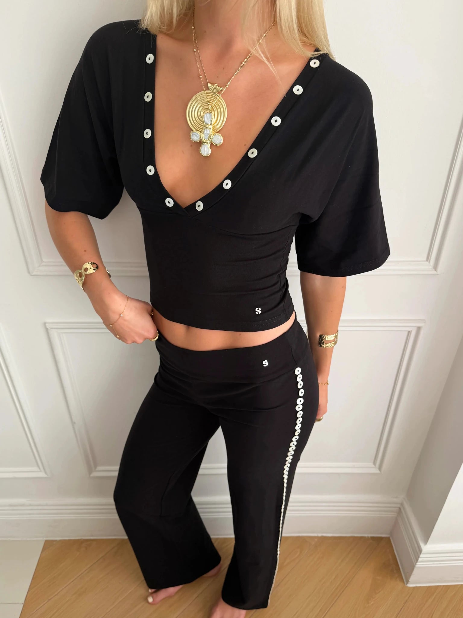 MAEVE SHELL BUTTONS V - NECK TOP IN BLACK - scandivv