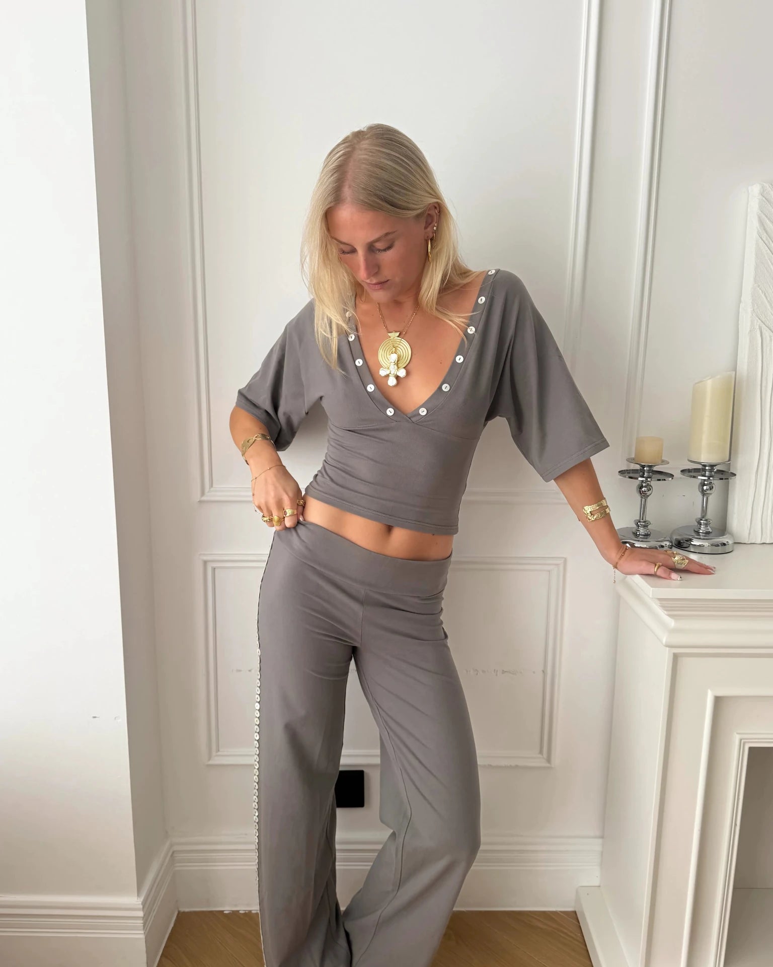 MAEVE SHELL BUTTONS V - NECK TOP IN SMOKE - scandivv