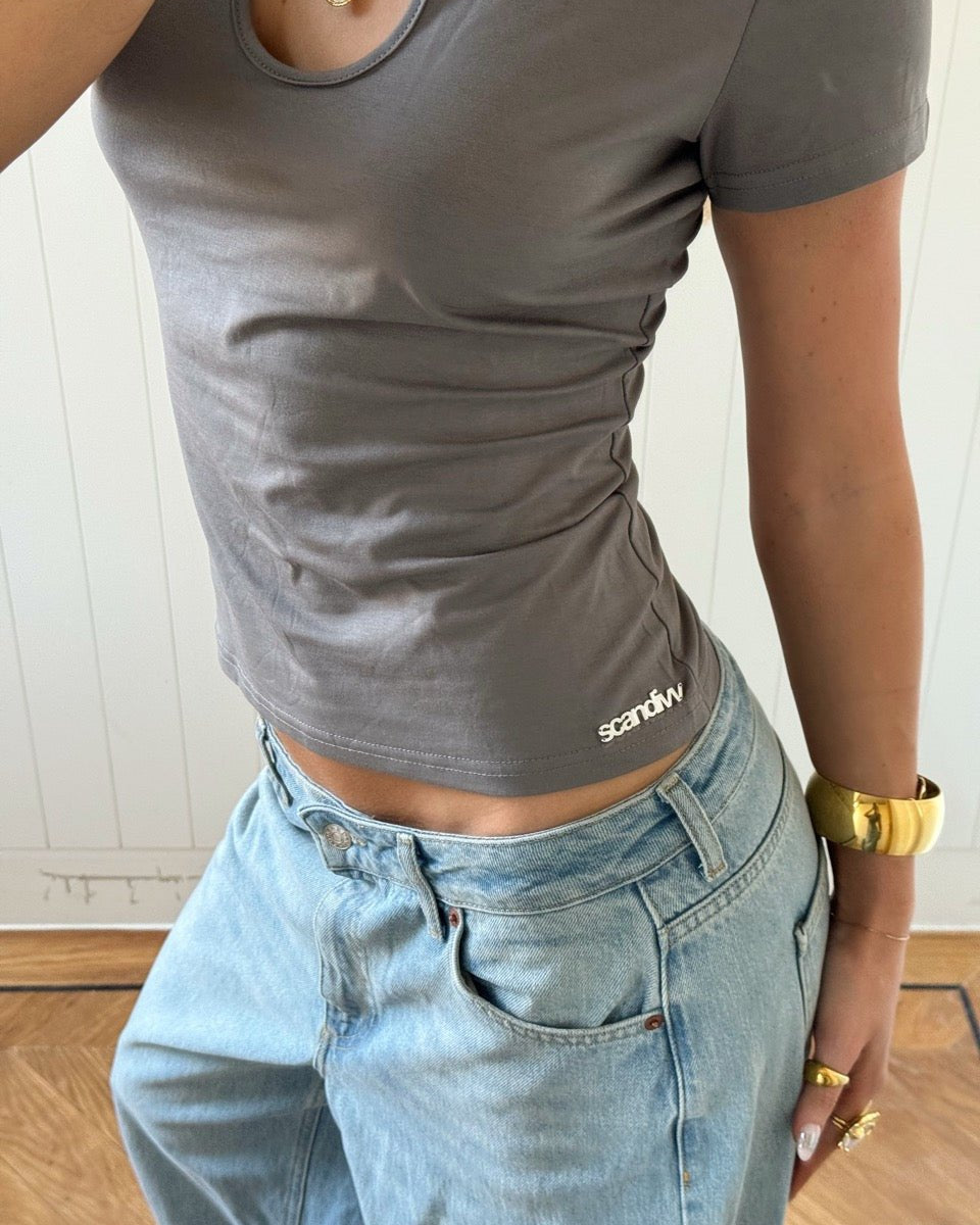 VILDE CUTOUT COLLAR TOP IN GREY - scandivv