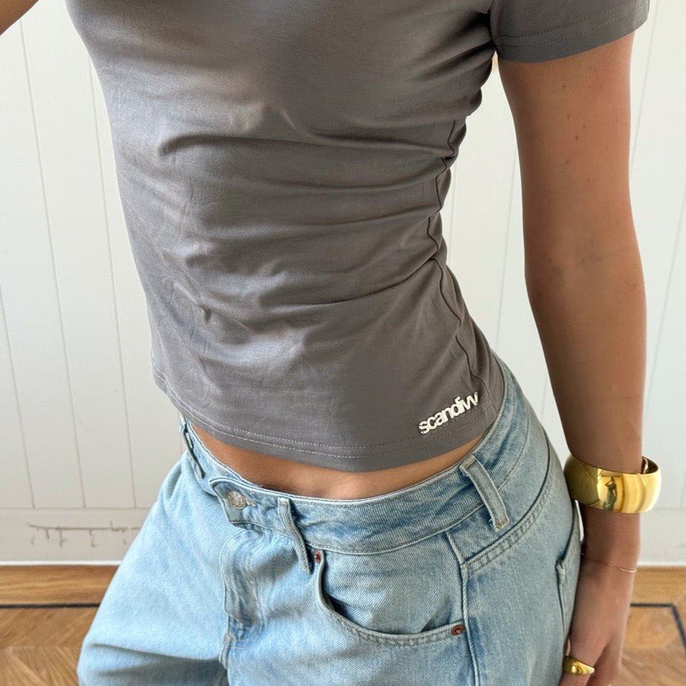 VILDE CUTOUT COLLAR TOP IN GREY - scandivv