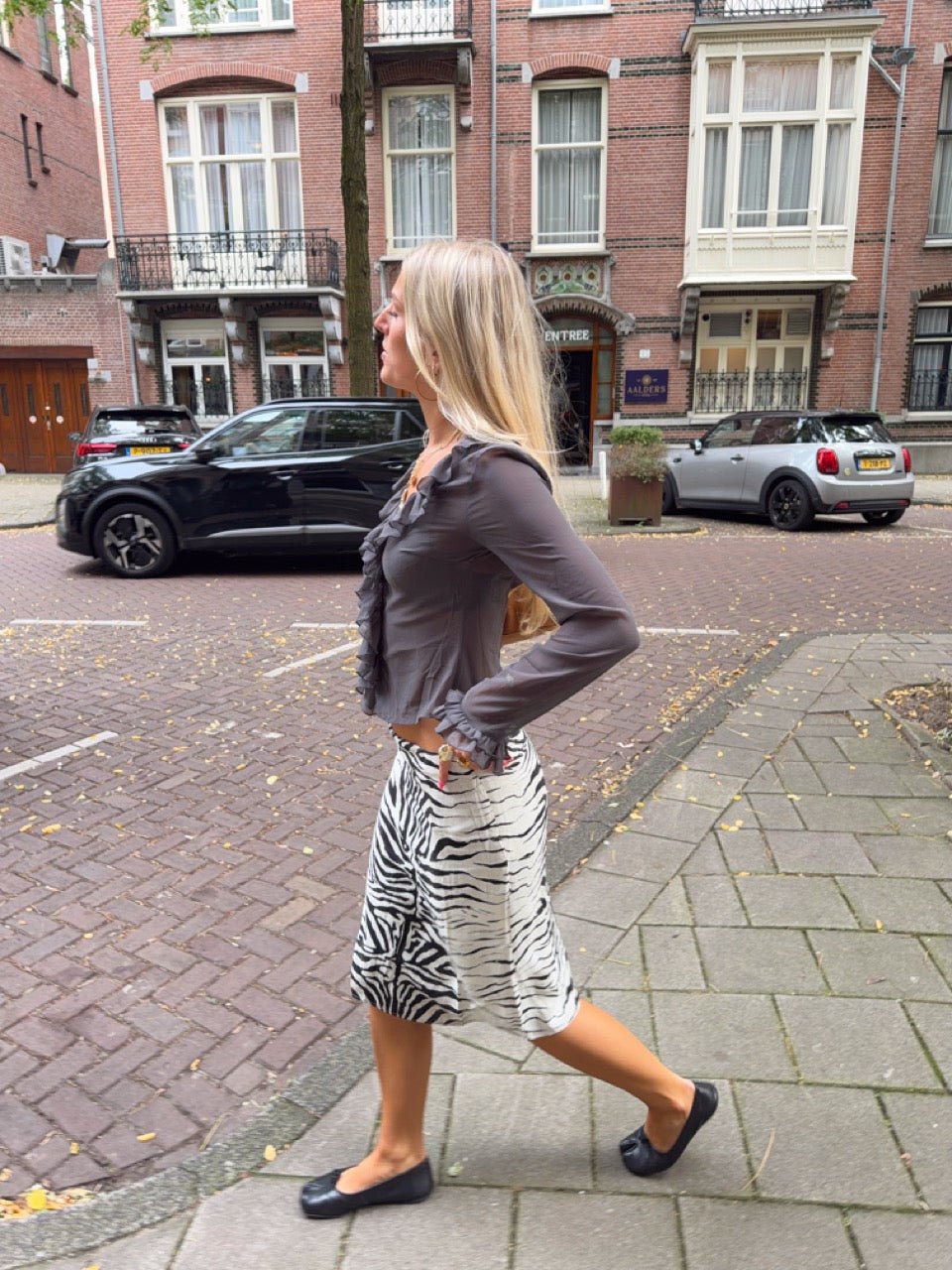 PREORDER - ALMA RUFFLE BLOUSE IN GREY - scandivv