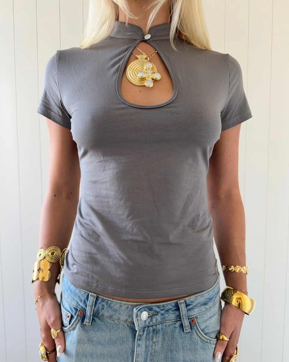 VILDE CUTOUT COLLAR TOP IN GREY - scandivv