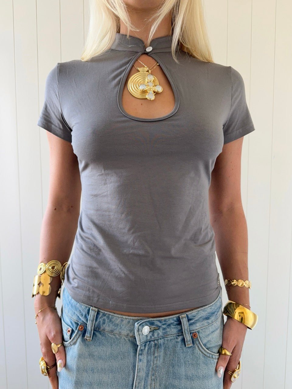 VILDE CUTOUT COLLAR TOP IN GREY - scandivv