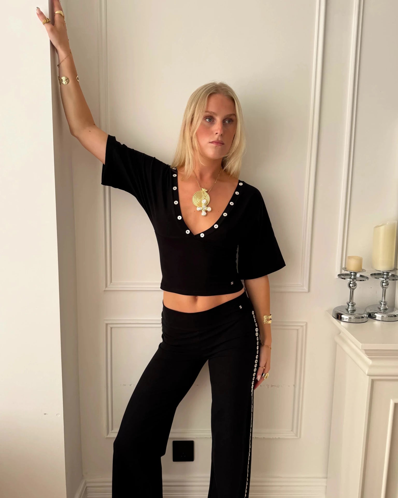MAEVE SHELL BUTTONS V - NECK TOP IN BLACK - scandivv