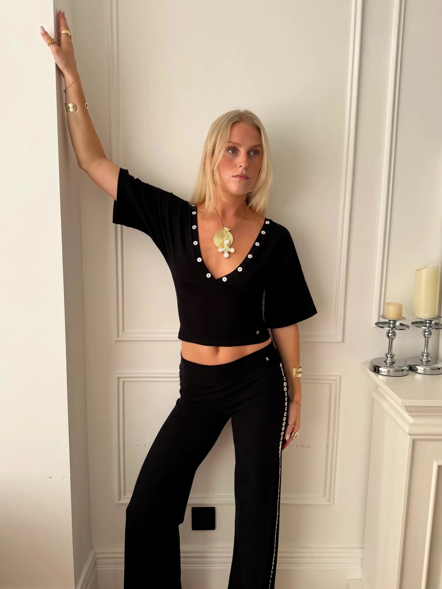MAEVE SHELL BUTTONS V - NECK TOP IN BLACK - scandivv