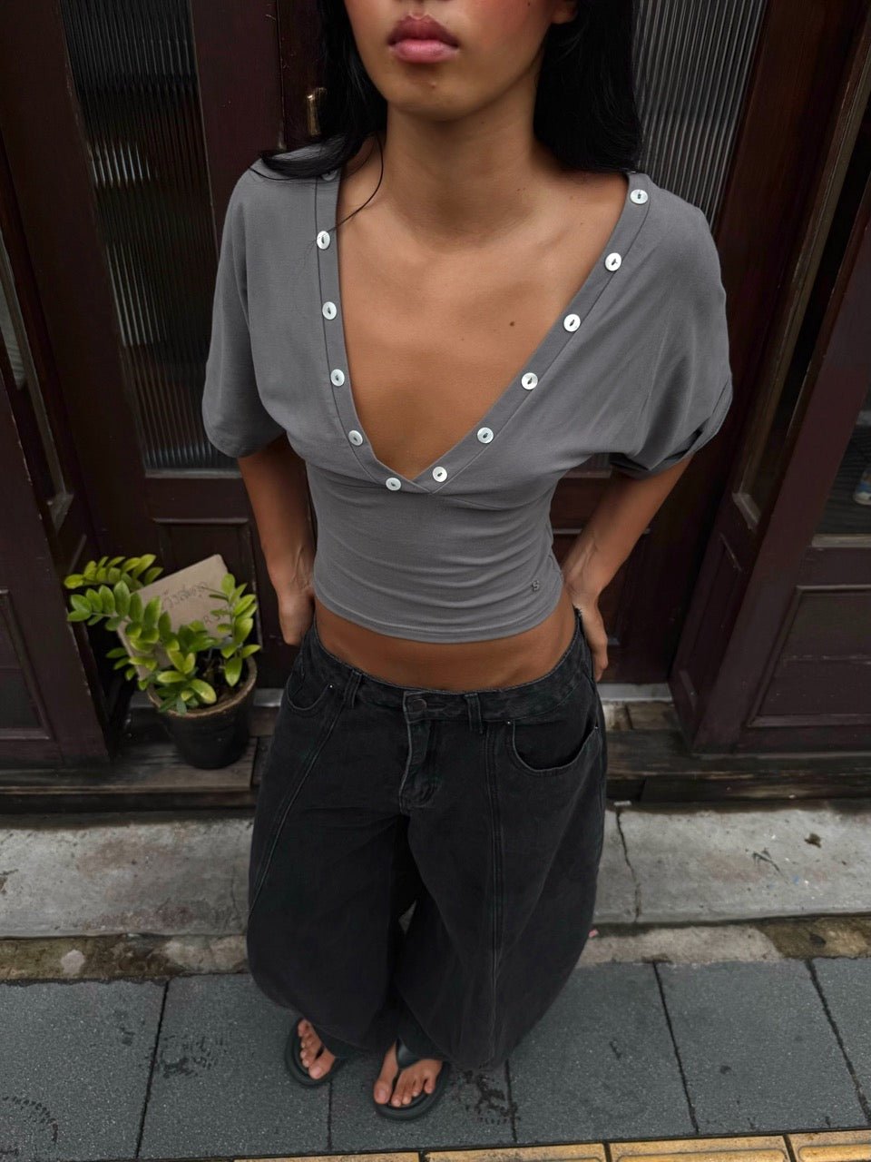 MAEVE SHELL BUTTONS V-NECK TOP IN SMOKE - scandivv