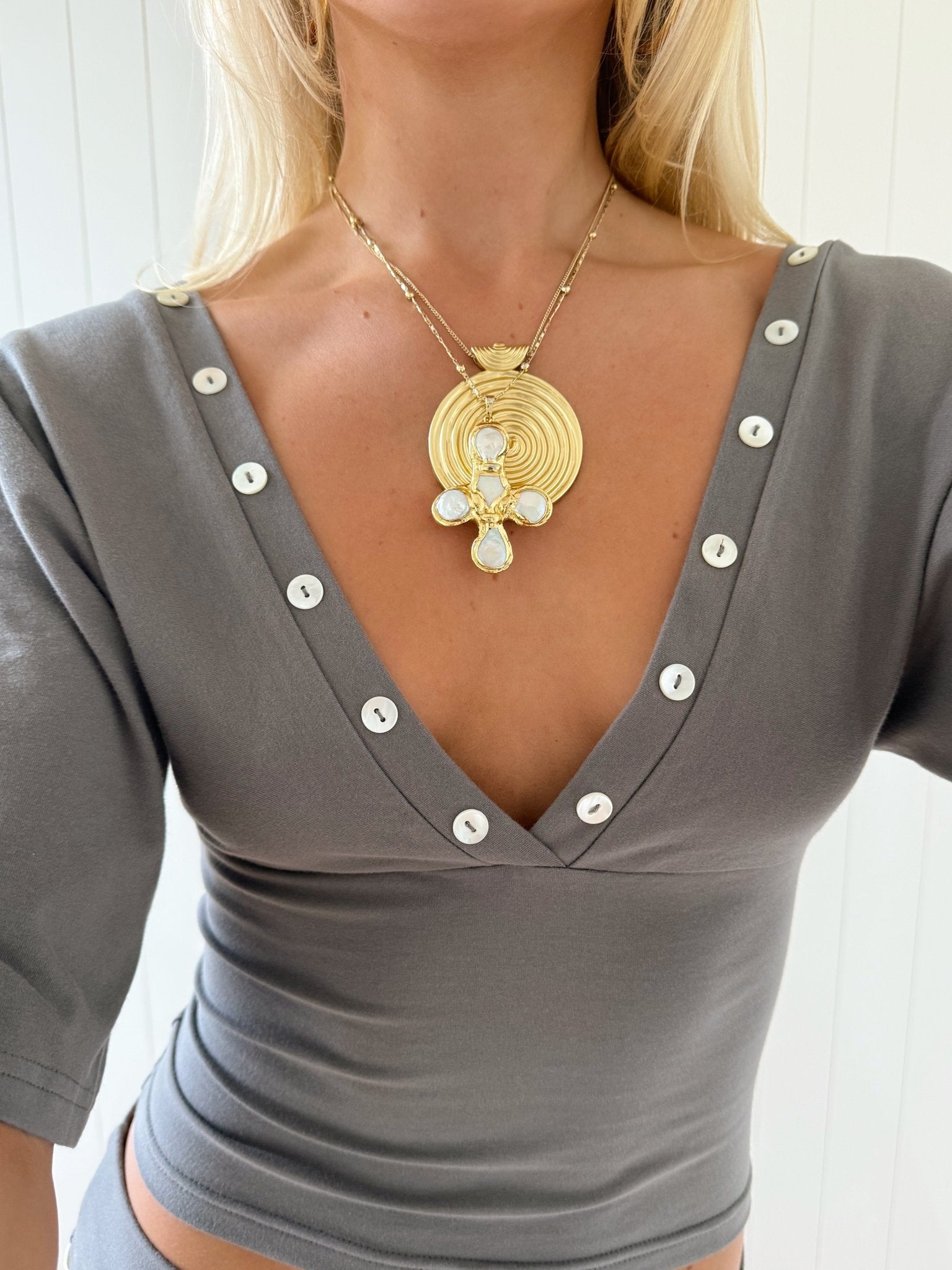 COMING SOON - MAEVE SHELL BUTTONS V - NECK TOP IN SMOKE - scandivv