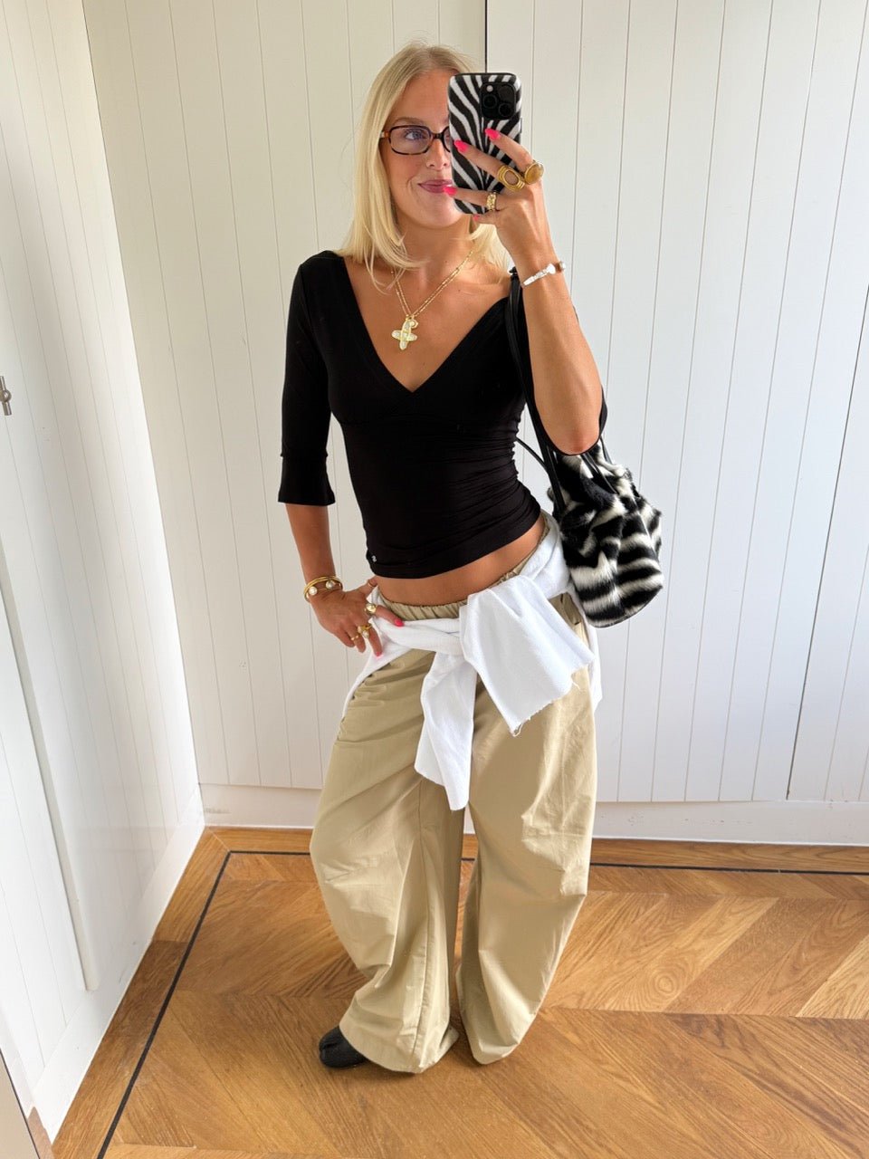 EDDA V-NECK 3/4 SLEEVE TOP IN BLACK - scandivv