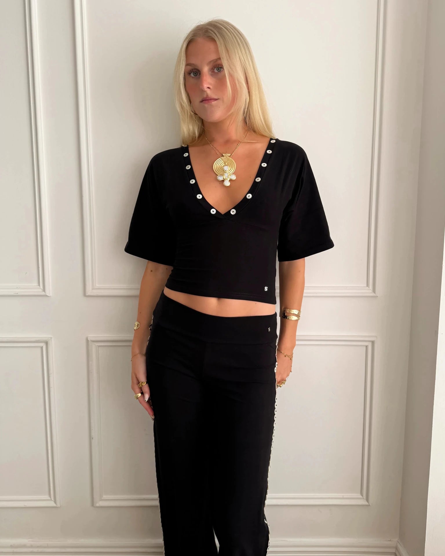 MAEVE SHELL BUTTONS V - NECK TOP IN BLACK - scandivv