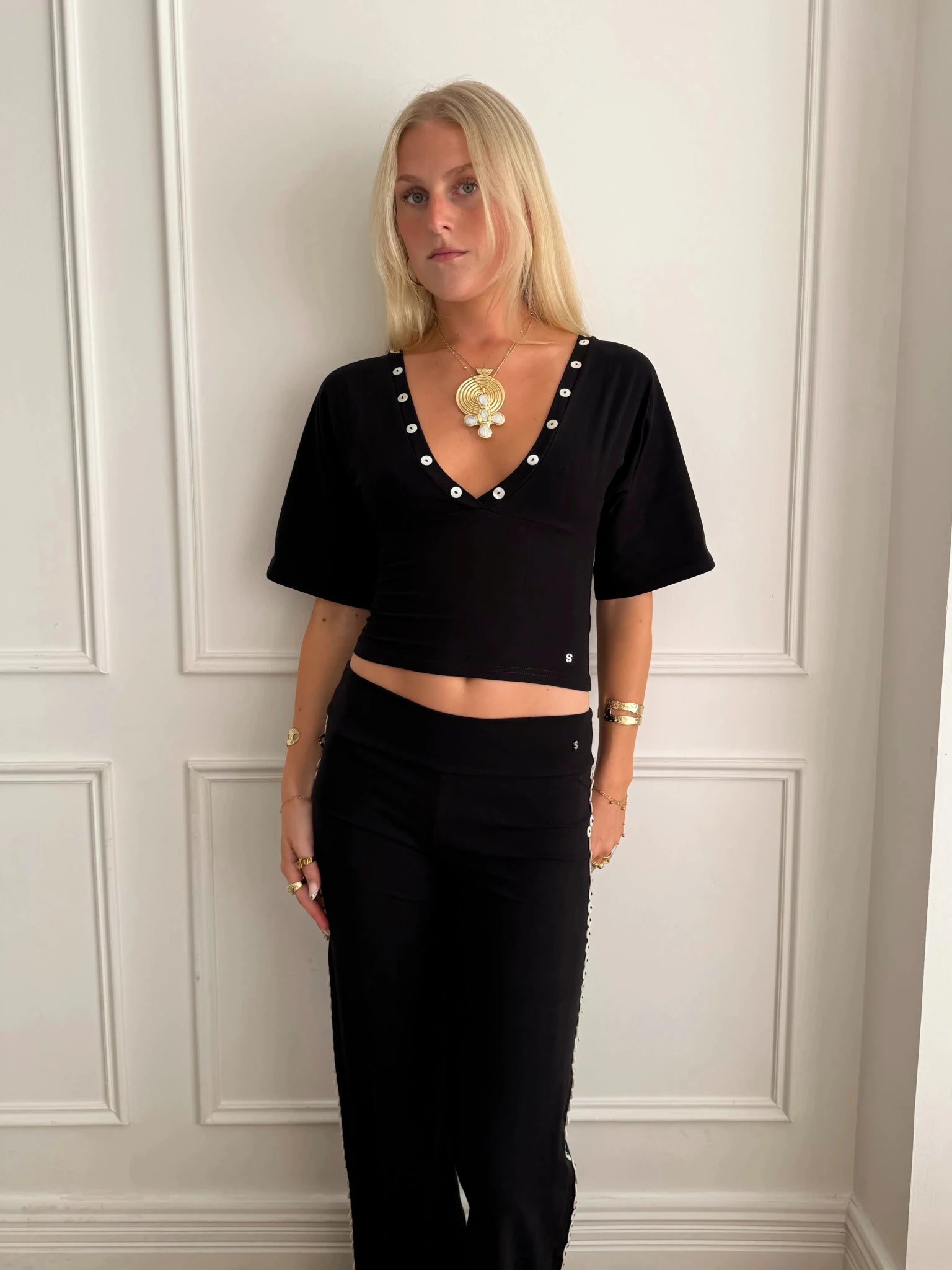 MAEVE SHELL BUTTONS V - NECK TOP IN BLACK - scandivv